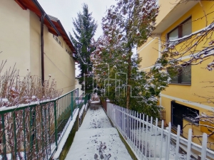 Kuća na tri sprata  sa lijepim dvorištem Koševsko brdo