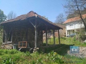 Starija kuća na prostranom placu/ Ostrikovac