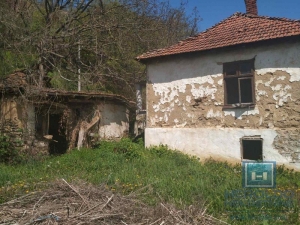 Starija kuća na prostranom placu/ Ostrikovac
