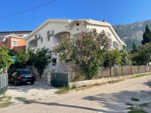 House with 9 apartments Sutomore