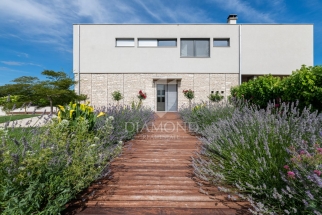 Modernly designed villa with a large garden and beautiful sea views