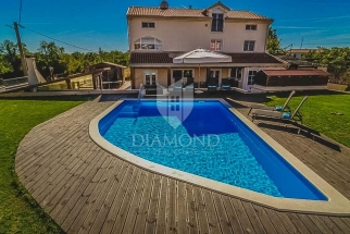 Rovinj, surroundings, spacious holiday house with pool