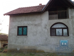 Kuća u Voljavču, kod škole