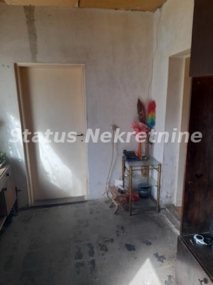 Sremska Kamenica-Uknjižen Dvorišni stan 83 m2 za Renoviranje blizu Dunava-065/385 8880
