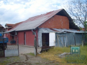 House for renovation in Majur with an outbuilding next to the main road