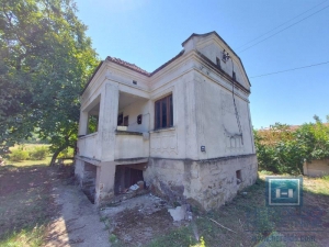 House for renovation in Majur with an outbuilding next to the main road