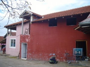 Kuća za renoviranje u Majuru sa pomoćnim objektom do glavnog puta