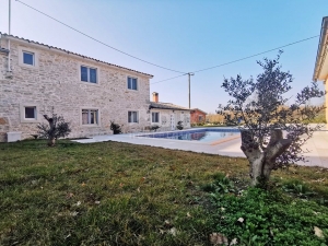 ISTRIA, VIŠNJAN - Property with two houses and sea view