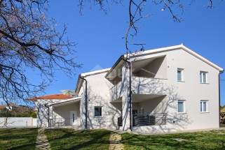 ISTRIEN, LIŽNJAN - Einfamilienhaus mit 3 geräumigen Wohnungen und Garten!