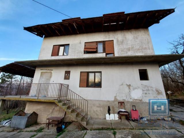 Kuća od 360m2 u selu Šantarovac na 33, 92a placa