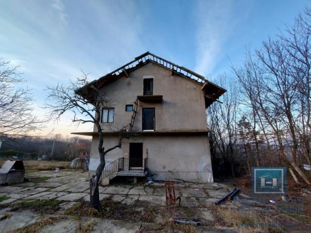 A house of 360m2 in the village of Šantarovan on a 33.92 a plot