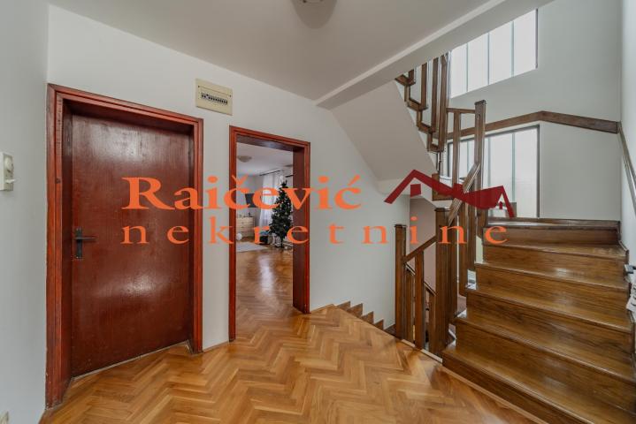 OBRENOVAC MALA MOSTANICA 222m2 , T , 175000e