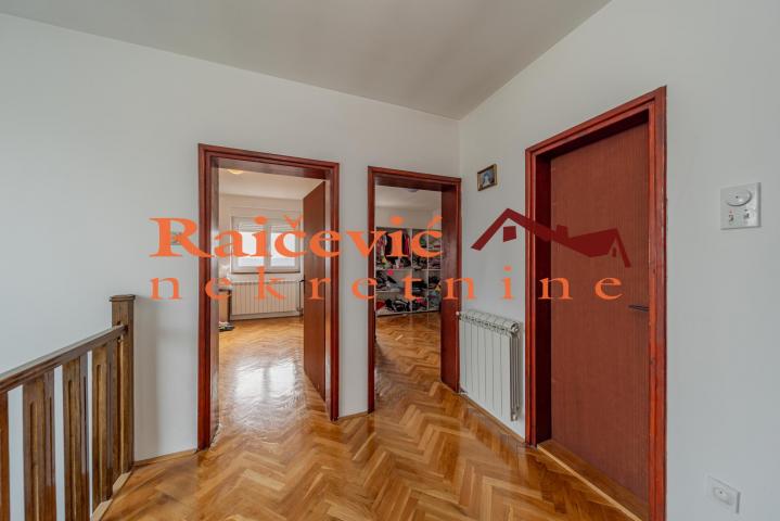 OBRENOVAC MALA MOSTANICA 222m2 , T , 175000e