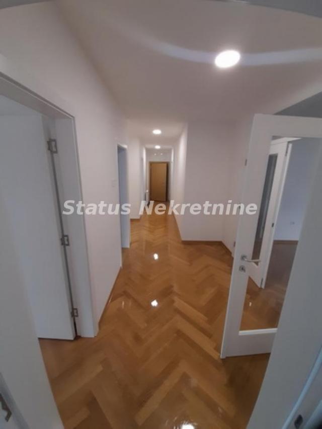 Centar-odličan nov četvorosoban stan 126 m2 na izuzetnoj lokaciji-povrat PDV-065/385 8880