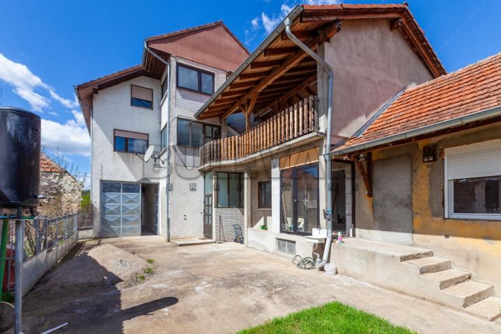 Na prodaju u selu Tešica dve kuće i dva pomoćna objekta na parceli površine 653m2