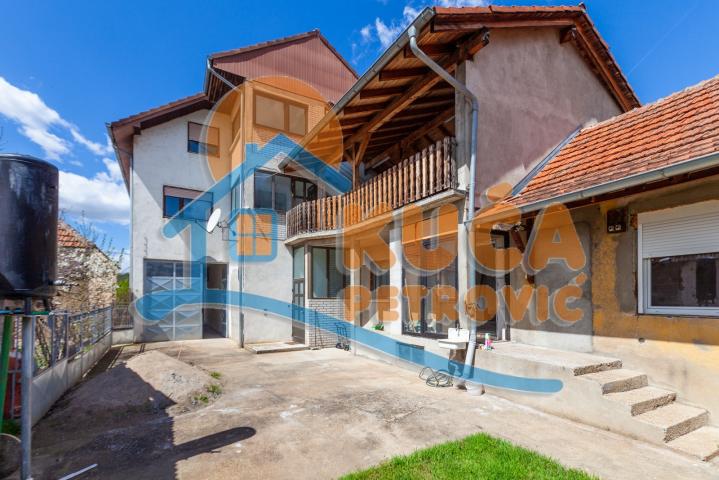 Na prodaju u selu Tešica dve kuće i dva pomoćna objekta na parceli površine 653m2