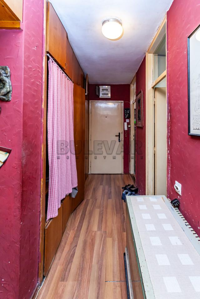 Na prodaju dvoiposoban stan na Crvenom Pevcu, 62m2, VI sprat