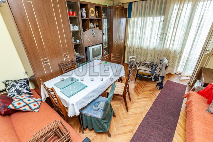 Na prodaju dvoiposoban stan na Crvenom Pevcu, 62m2, VI sprat