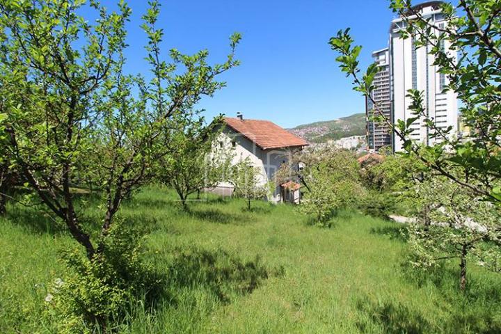 House on three floors with landscaped orchard Hrasno