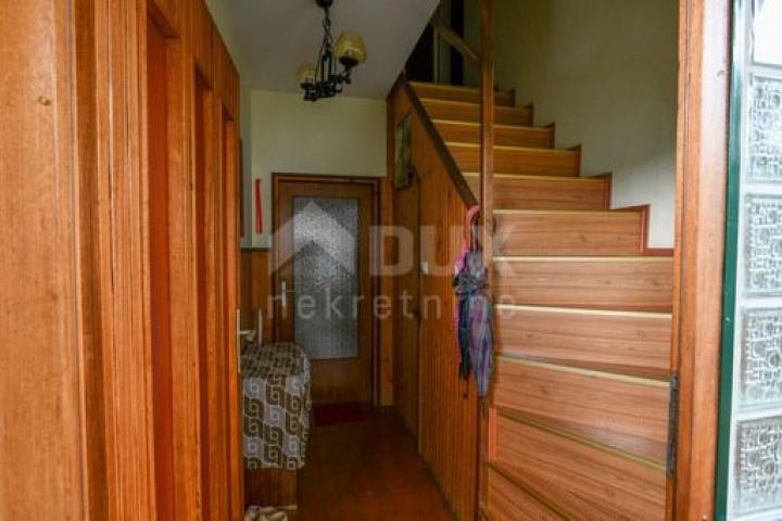 MATULJI - detached house on three floors with garage, garden and sea view