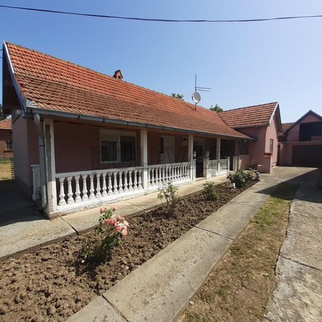 Porodična kuća sa okućnicom, selo Ćićina kod Aleksinca