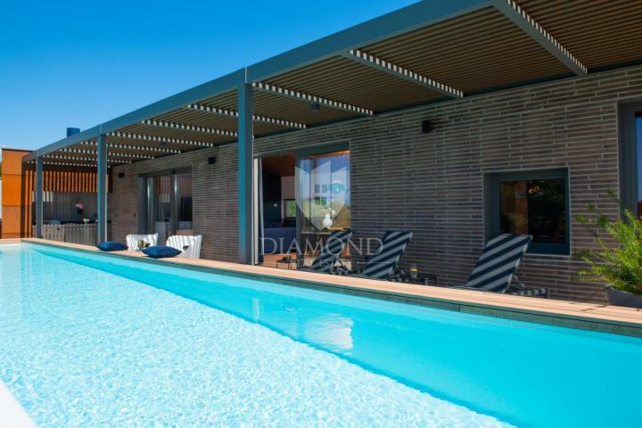 Fazana-Moderne Haus mit Pool im Obergeschoss und Meerblick
