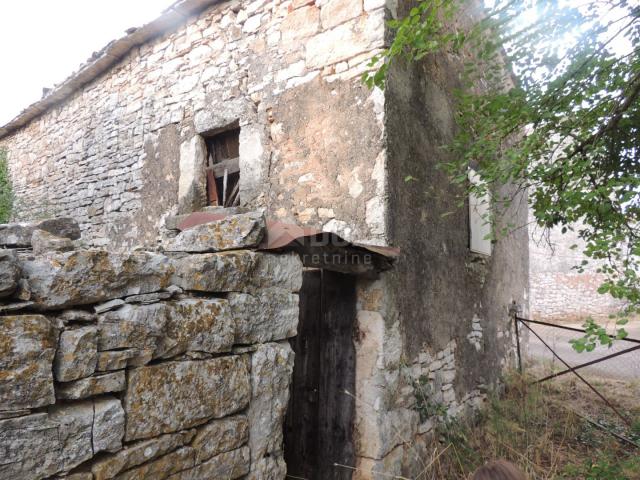 ISTRIA, DIVŠIĆI - ruined house with a yard!