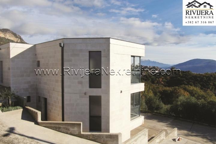 Novoizgrađena kamena vila sa pogledom na more Herceg Novi