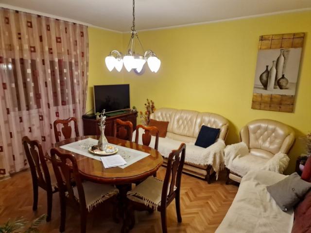 Namještena kuća sa 3 spavaće sobe u selu Radovići, Luštica