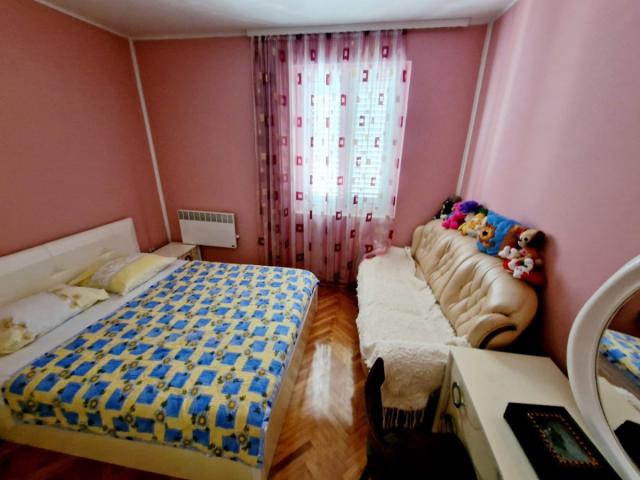 Namještena kuća sa 3 spavaće sobe u selu Radovići, Luštica