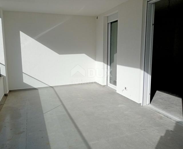 ZADAR, MELADA - Geräumige Wohnung mit Garten und Garage im Neubau S2