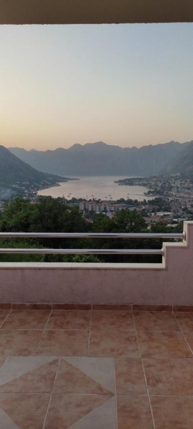 Velika kuća na tri sprata sa panoramskim pogledom u Kotor