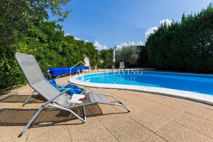 Istra, Novigrad - prekrasan stan sa bazenom na mirnoj i lijepoj lokaciji