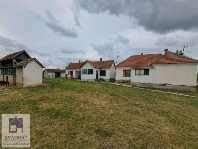 Seosko imanje sa objektima 290 m², 96 ari, Obrenovac, Zvečka – 200 000 €