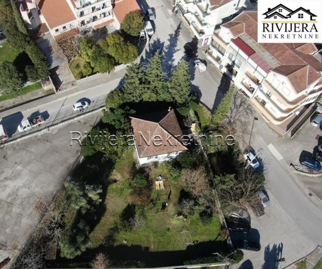 House with plot in the center of Bijela for sale
