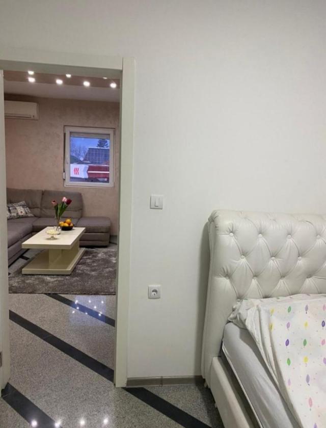 New furnished apartment in the city center 72 m2, luxurious location 200 m from 