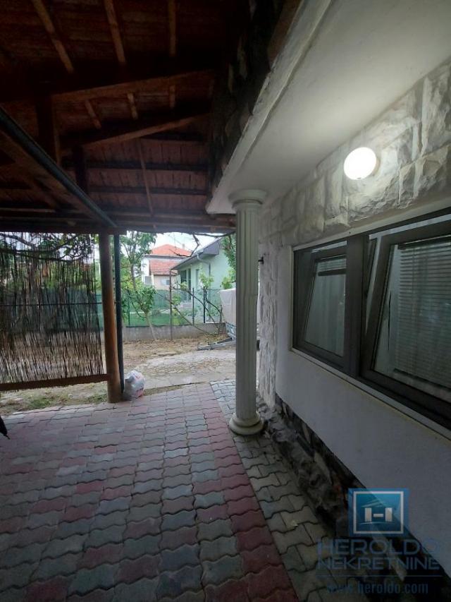 Porodična kuća u selu Trnava od 170m2 na 3. 11a placa