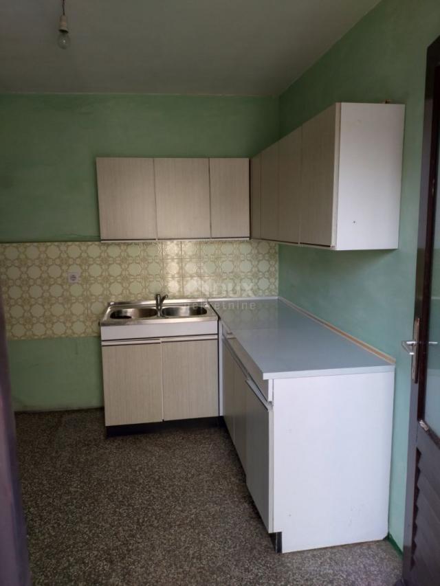 CRIKVENICA, JADRANOVO - samostojeća kuća s pomoćnim objektom