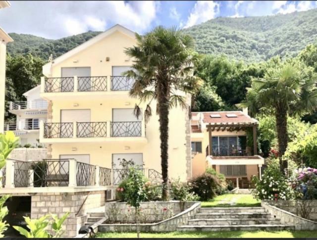 Na prodaju luksuzna vila Stoliv, Kotor