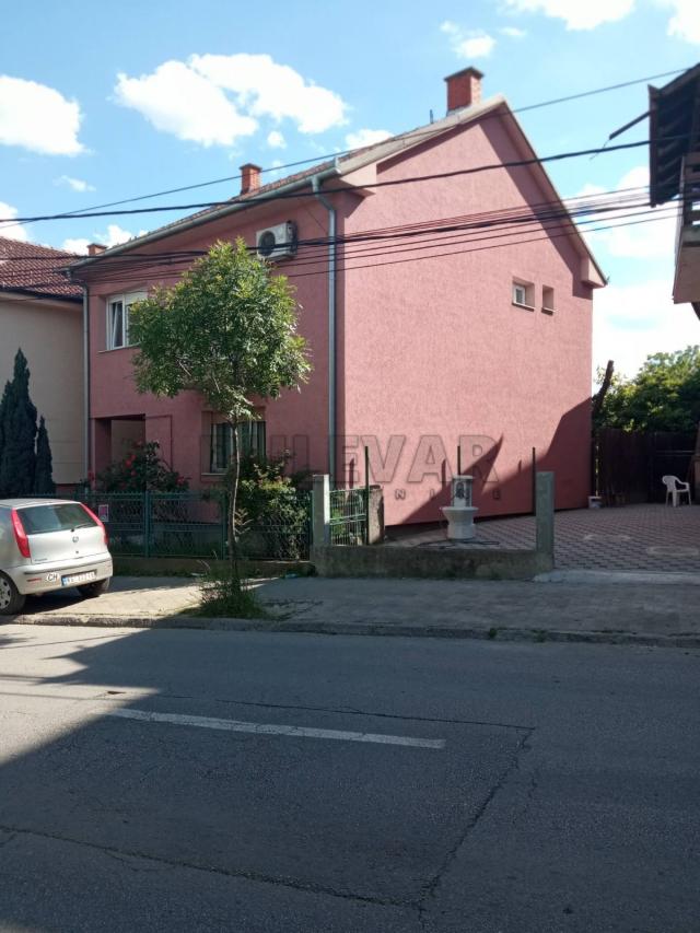 Kuća u  Kragujevcu, blizina TC Big fashion,  154m2, plac površine 253m2
