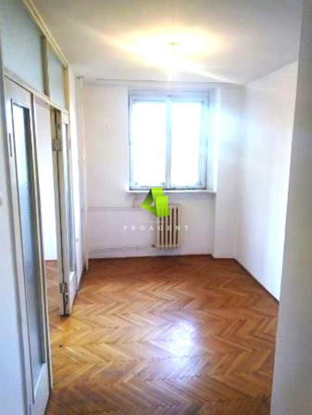 Nenamešten dvoiposoban stan na Bulevaru Nemanjića ID#4917