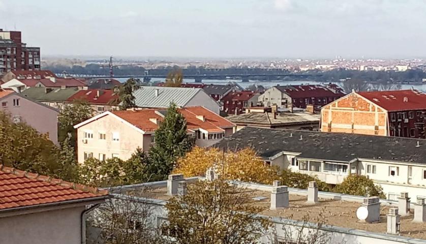 Karaburma, novogradnja iz 2014 g, 2 spavaće sobe, namešten, pogled na reku .. 