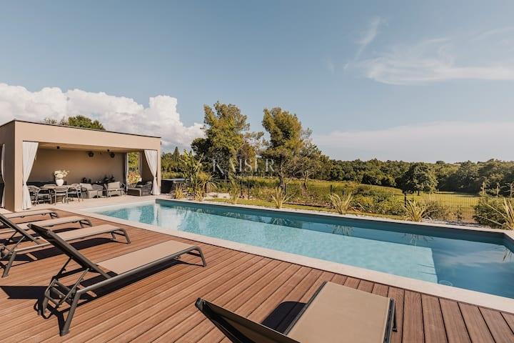 Istria, Tar-Vabriga, villa with pool 800m from the sea
