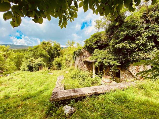 Moščenićka Draga - atraktivan teren s ruševinom