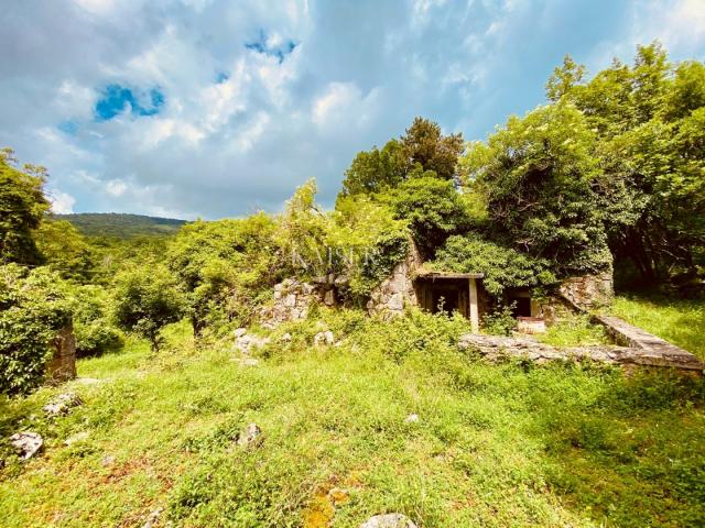 Moščenićka Draga - atraktivan teren s ruševinom
