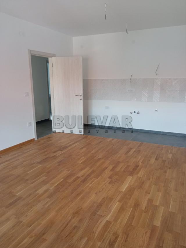 Kragujevac, stan na prvom spratu u mirnoj ulici – površine 65 m2, parking mesto, novogradnja