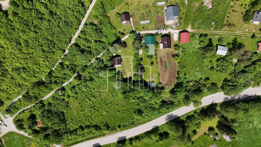 Vikend kuća sa uređenim zemljištem od 1000m2 Ilovice Trnovo prodaja