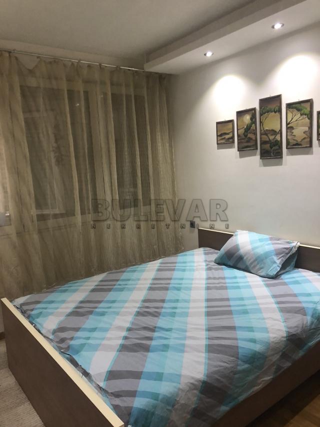 Izdaje se odličan dvoiposoban, namešten stan, u blizini Doma zdravlja, 60m2, 400e