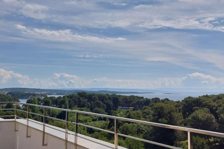 Istra, Premantura, dvosobni stan s privatnom krovnom terasom i predivnim otvorenim pogledom na more