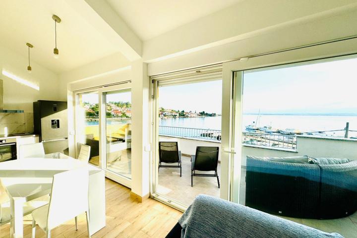 Zadar, Preko prekrasna vila s apartmanima prvi red do mora NKP 344 m2